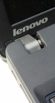 Die Scharniere halten den Deckel fest in Position.