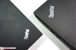 Das ThinkPad P70 (rechts) ist nun wieder schwarz. (links: ThinkPad T400)