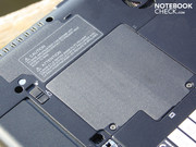 Auf der Unterseite gibt es zwei Öffnungen (RAM, HDD).