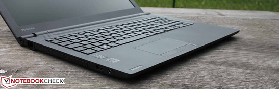 Kunststoff mit Riffel-Haptik. Hier lenkt nichts von der Arbeit ab.