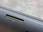 VGA, HDMI und 2 x USB 3.0 sind an Bord. Der Kartenleser befindet sich vorn.