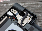 Die Scharnier-Mechanik ist an der schwächlichen Base befestigt.