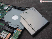 Hier finden wir nicht nur das DVD-Laufwerk, sondern auch zwei RAM-Slots.