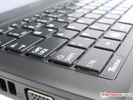 spritzwassergeschützte Tastatur mit 87 Einzeltasten, jedoch ohne separatem Ziffernblock
