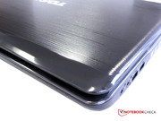 Die Oberfläche ist resistent gegen Fingerabdrücke, zieht jedoch Staub magisch an