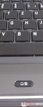 Unterhalb der Tastatur befindet sich der Ausschalter für das Touchpad