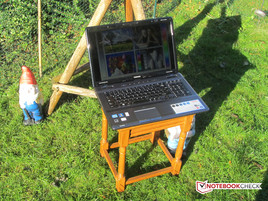 Das Display und der Rahmen werfen viele Spiegelungen zurück