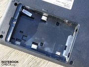 Hier findet die 2.5-Zoll Festplatte von Toshiba ihren Platz.