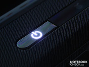 Die Power-On Taste leuchtet dezent in Weiß.