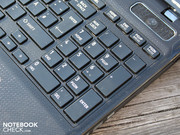 Ein ziemlich gutes Feedback bieten die Tasten, allerdings gibt die Fläche auf dem Ziffernblock deutlich nach.