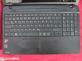 Tasten: fest aufliegend, deutlicher Druckpunkt, aber schwammiger Anschlag