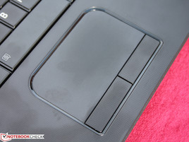 Touchpad: ausreichend Tastenhub, deutlicher Druckpunkt, etwas zu klein