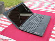 Die 15,6-Zoll-Anzeige ist ausreichend lichtstark. Sie spiegelt aber sehr stark, was Außeneinsätze behindert.