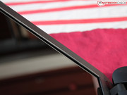 Schlechte Verarbeitung: Der TFT-Rahmen liegt ungleichmäßig am Panel auf.