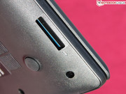 Der Kartenleser für SD-Speicher befindet sich gut erreichbar an der Frontseite.