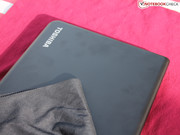 Trotz matter Riffel-Haptik bleiben Fingerabdrücke haften.