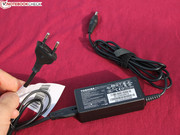 Das kleine Netzteil liefert 45 Watt.