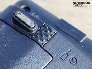 Der Akku kann nach dem Entriegeln solcher zwei Hebel abgezogen werden.