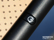 mit matten und bemusterten Flächen (Teil des Deckels und Power-Button).