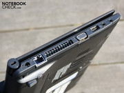 Die linke Seite bündelt den Rest der Anschlüsse, Besonderheiten gibt es aber auch hier nicht.