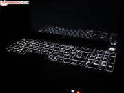 Die Tastatur ist mittig einen Tick schwammig, das weite Layout und die glatte Oberfläche sorgen dennoch für ein brauchbares Feedback.