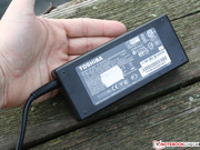 Das schwere 120 Watt Netzteil (616 Gramm) ist die passende Versorgung für die Stress-Leistungsaufnahme von 92 Watt.