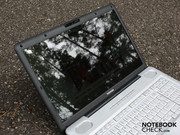 Wer den 17.3-Zoller dennoch auf große Fahrt mitnehmen will, der wird unter Sonnenlicht von störenden Reflexionen begrüßt.