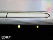 Die anderen LEDs (HDD, Akku-Ladung, Netz, Speicherkarte) sind ebenfalls schlecht erkennbar.