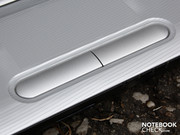 Die obigen Tasten geben leider deutlich nach und die Touchpad-Tasten geben ein hohles Geräusch von sich.