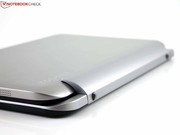 ...hält das ein Kilogramm schwere Tablet sicher in Position.