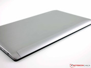 Sein Gewicht verhindert ein Abkippen des Tablets nach hinten (Laptop-Modus).