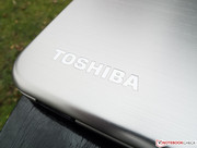 Toshiba setzt dabei auf gebürstetes Aluminium.