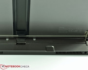 ...den Displayanschluss an die Base-Unit mit.