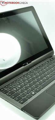 Die Display-Oberfläche besteht aus schützendem Corning Gorilla Glas. Leider spiegelt das Display dadurch sehr stark. Positiver...