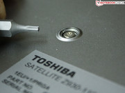 Anschauen können wir uns das aber nicht. Eine Spezial-Schraube blockiert das Öffnen der Unterseite.