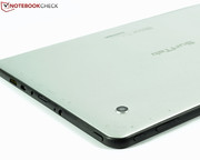 Die Anschlüsse des Trekstor Surftab Ventos sitzen zu nahe aneinander.