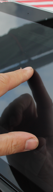 Lenovo IdeaPad U430 Touch: Das Touch-Panel bedient sich zügig, hinterlässt aber massig Fingerabdrücke.