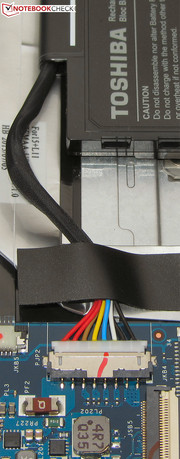 Der Akku ist per Stecker mit der Hauptplatine verbunden.