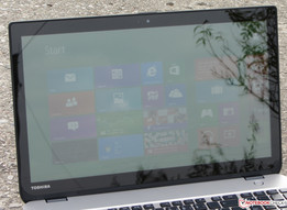 Das Satellite U50t-A-100 im Freien.