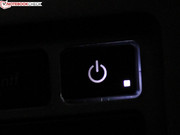 Der Power-Button befindet sich innerhalb der Tastatur.