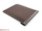 In einem aufwendigen Karton befindet sich als Zubehör ein Leder-Case, ...