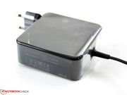 Das kleine Netzteil kommt im Hochglanz-Look daher.