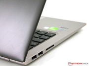 Die Base besteht weiterhin aus Leichtmetall (Ober- und Unterseite), ...