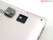 ... zwei Kreuzschrauben unter den Füßen manövriert, ...