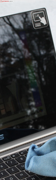 ASUS Zenbook Prime Touch UX31A-C4027H: Mit dem Touch-Display verabschiedet sich der Kunde leider von der matten TFT-Oberfläche. Das Design wird randlos (Edge-to-Edge).