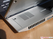 .. es hat das 13,3-Zoll-TFT aber ausreichend fest im Griff.