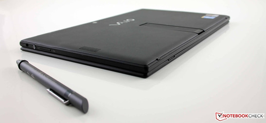 Vaio Tap 11 SVT-1121G4E/B: Sony nimmt für ein dünnes Gehäuse, ein geringes Gewicht und brauchbare Laufzeiten bewusst Performance-Nachteile in Kauf. Vom "Laptop" im Tablet-Format kann nicht die Rede sein.