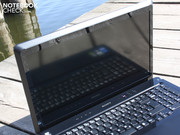 Sony nennt es VAIO Premium LCD, wahrscheinlich handelt es sich um den TFT-Typ IPS.