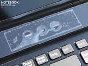 fast komplett zugeklebt (Funktions- und 3D-Taste).