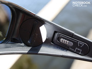 Die Brille hat eine Batterie und passt auch Brillenträgern (ident mit Brillen der 3D-Bravia Fernseher).